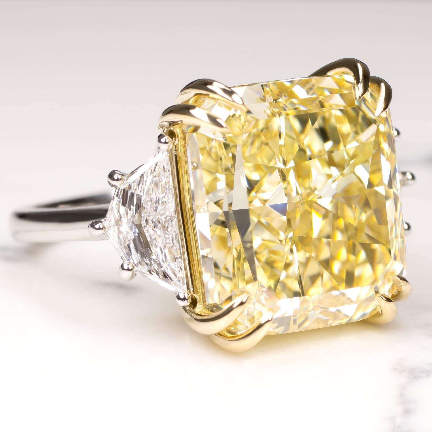 Diamante Fancy Intense Yellow 15.87 ct VVS1 con trapezi laterali — Antinori Di Sanpietro