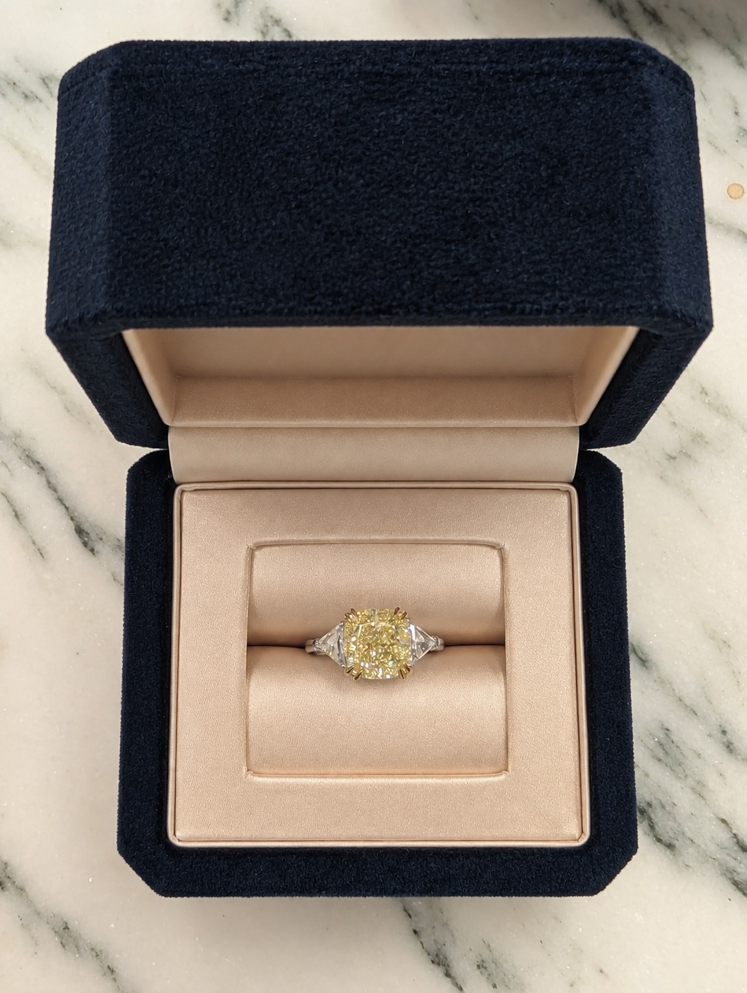 Anello con diamante fancy yellow 4.80 ct e due trillion nel suo astuccio — Antinori Di Sanpietro
