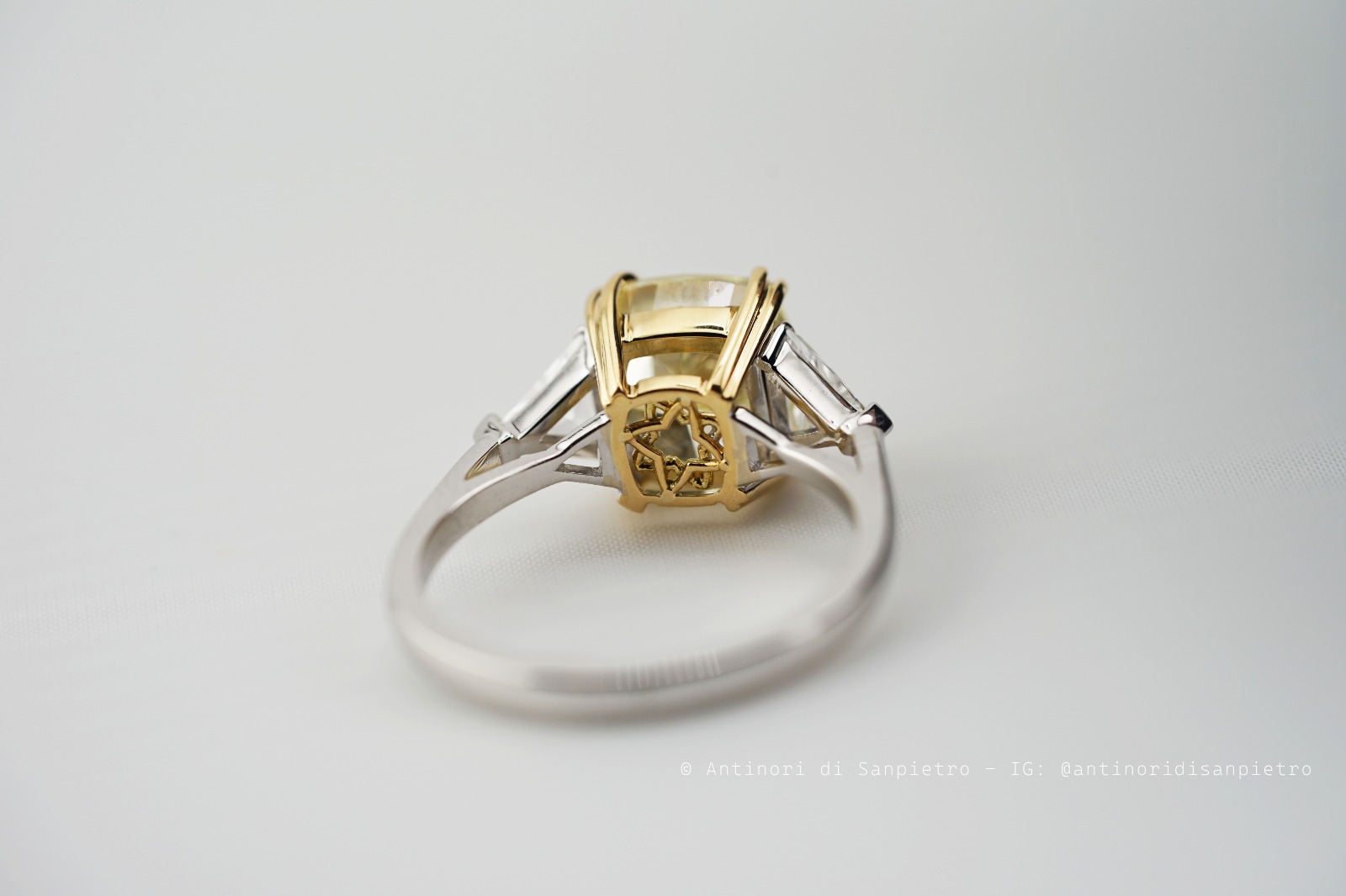 Undergallery dell'anello con diamante fancy yellow 4.80 ct e due trillion — motivo segreto ispirato a Piazza del Campidoglio, Antinori Di Sanpietro